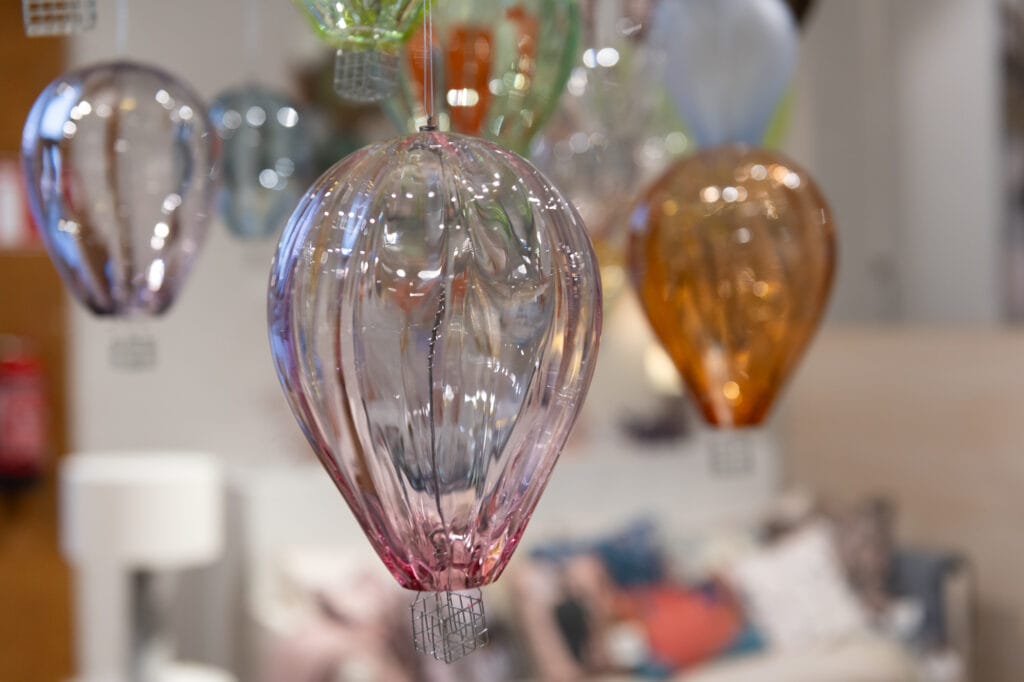 Värikkäitä lasipalloja roikkuu katosta koristeina.