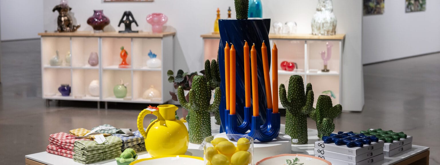 Modernit sisustusesineet näyttelytilassa pöydällä