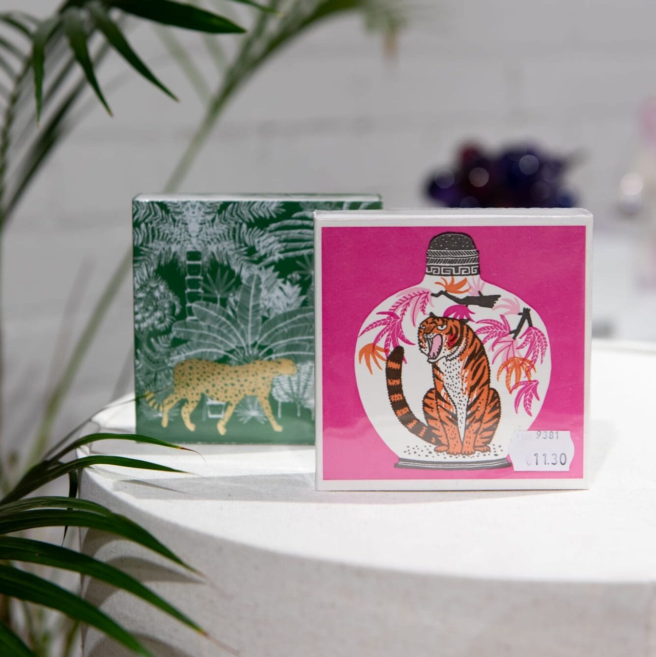 Kortit tiikerillä ja gepardilla koristeellisessa asetelmassa