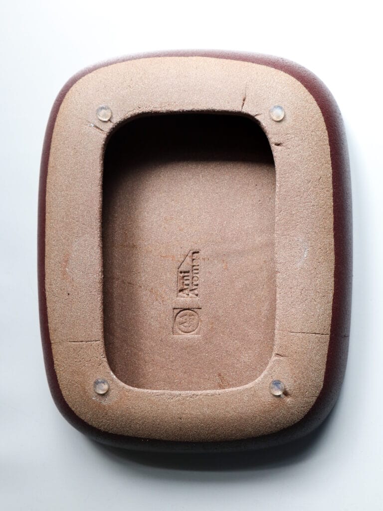 Ruskea keramiikkaruukun pohja, Anti Aironn teksti.