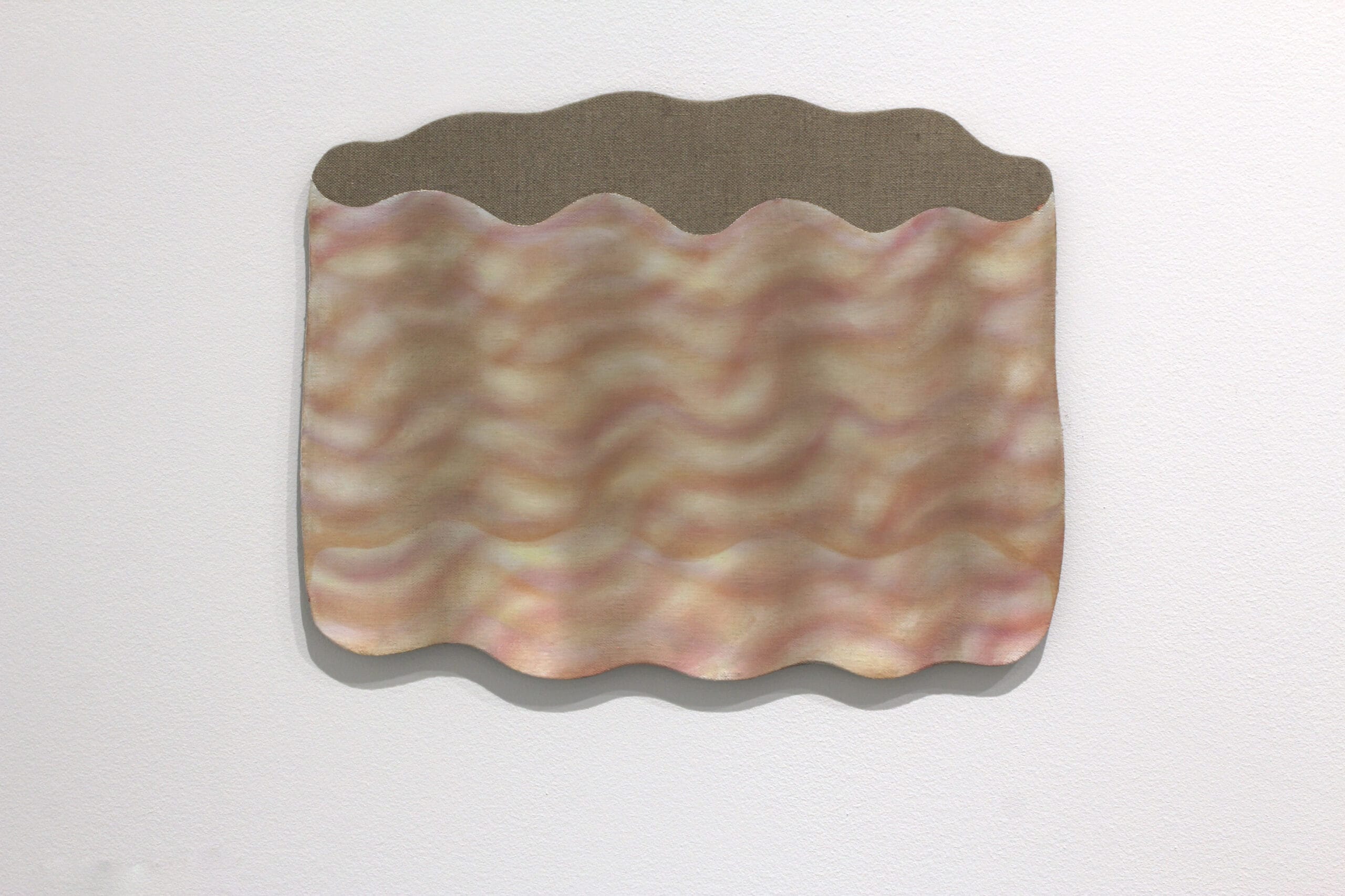 Aaltoileva, värikäs seinäkoriste valkoisella taustalla.