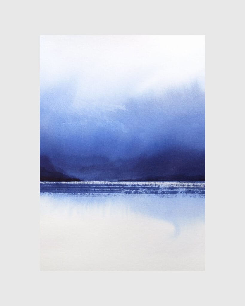 Sininen järvimaisema vesiväreillä, pilvinen taivas.