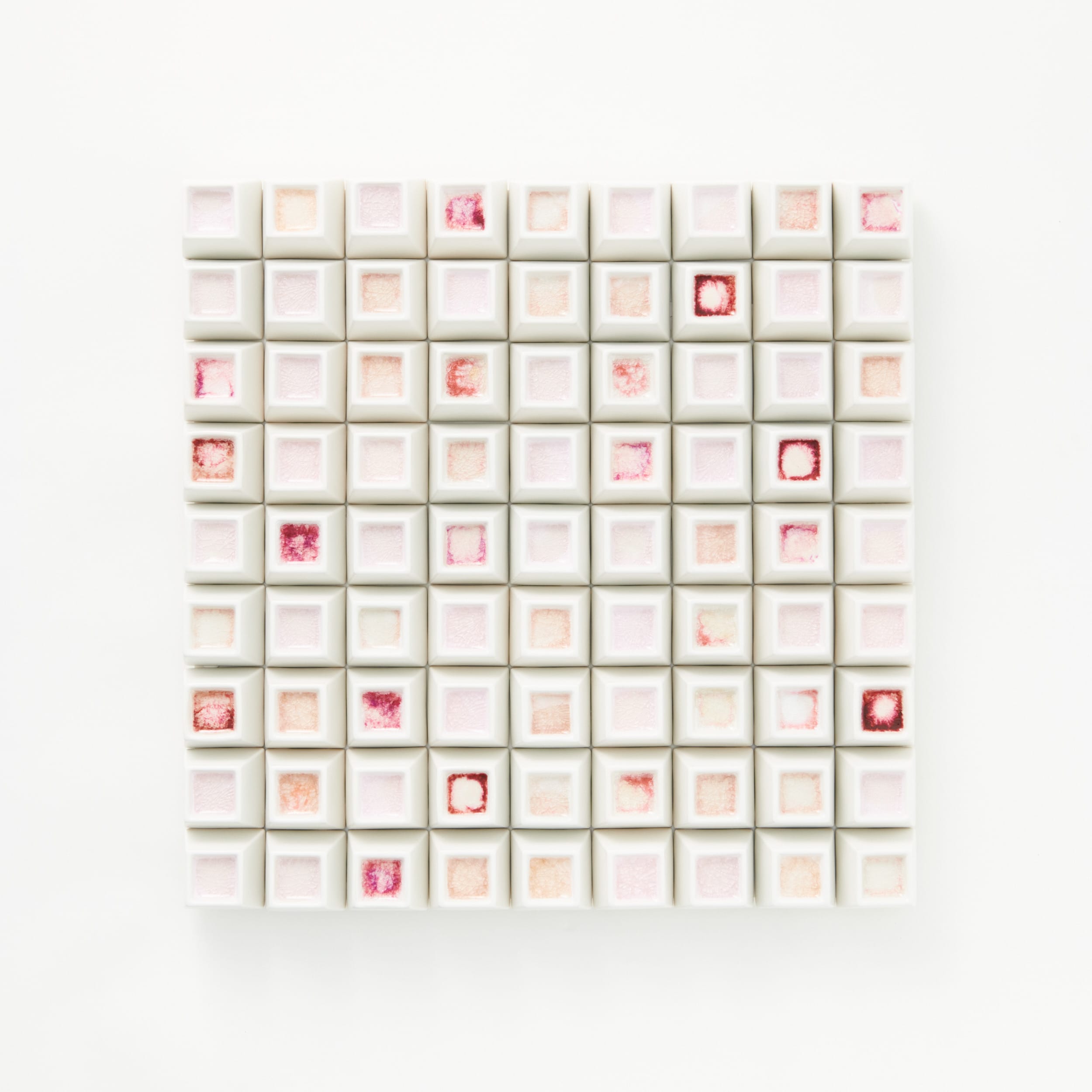 Värikäs ruutukuosi valkoisella taustalla koristeellinen laatta