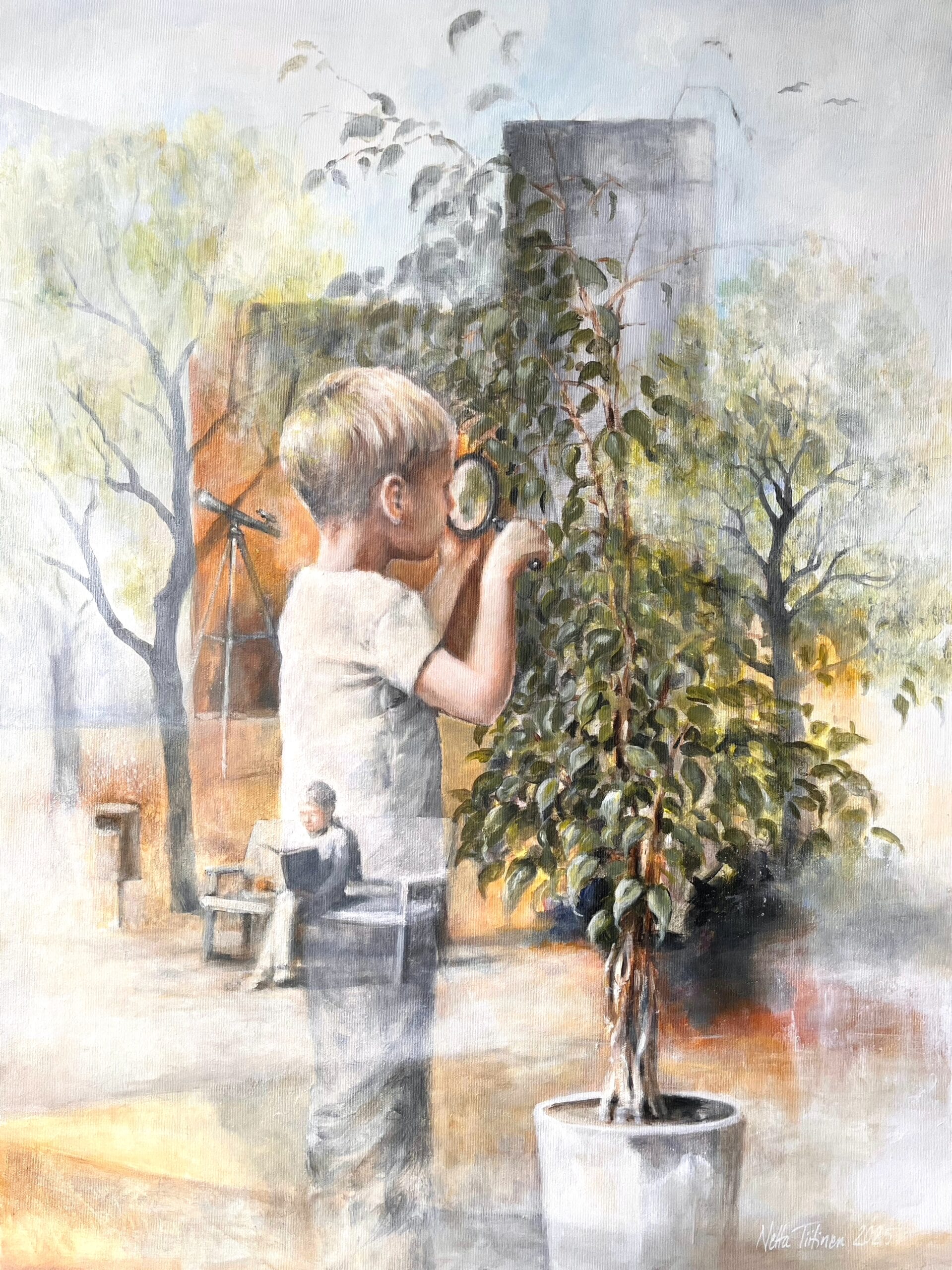 Poika tutkii kasvia suurennuslasilla puistossa.