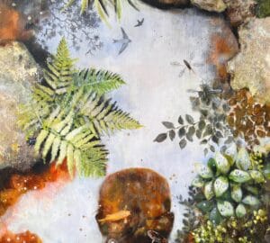 Luonnon peili: käsi, eläimet, kasvit, vesi, taideteos.