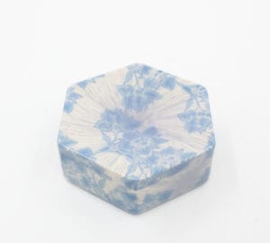 Sinikuvioinen kuusikulmainen laatikko valkoisella taustalla.