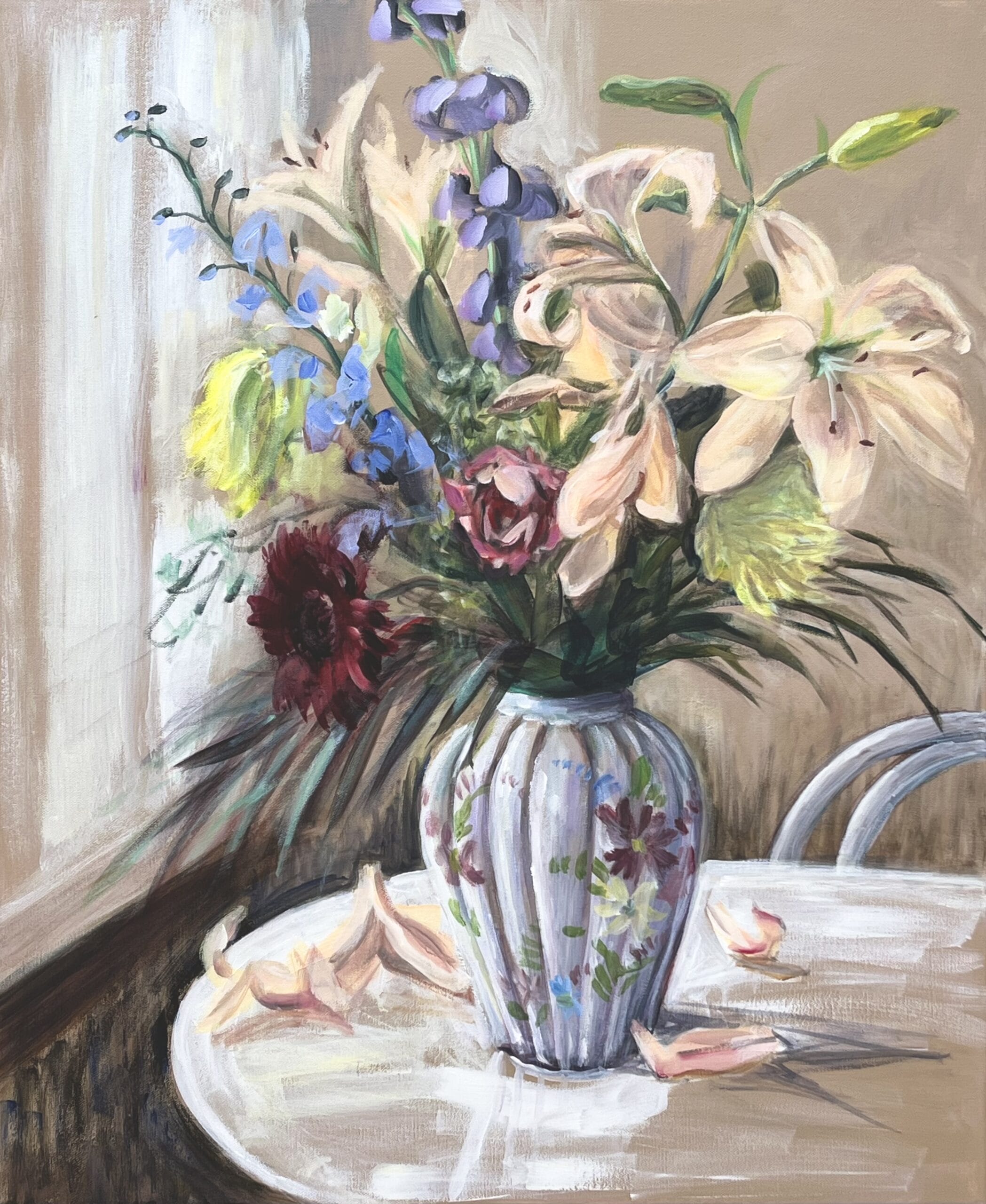 Värikäs kukkamaalaus kukka-aiheisella maljakolla.