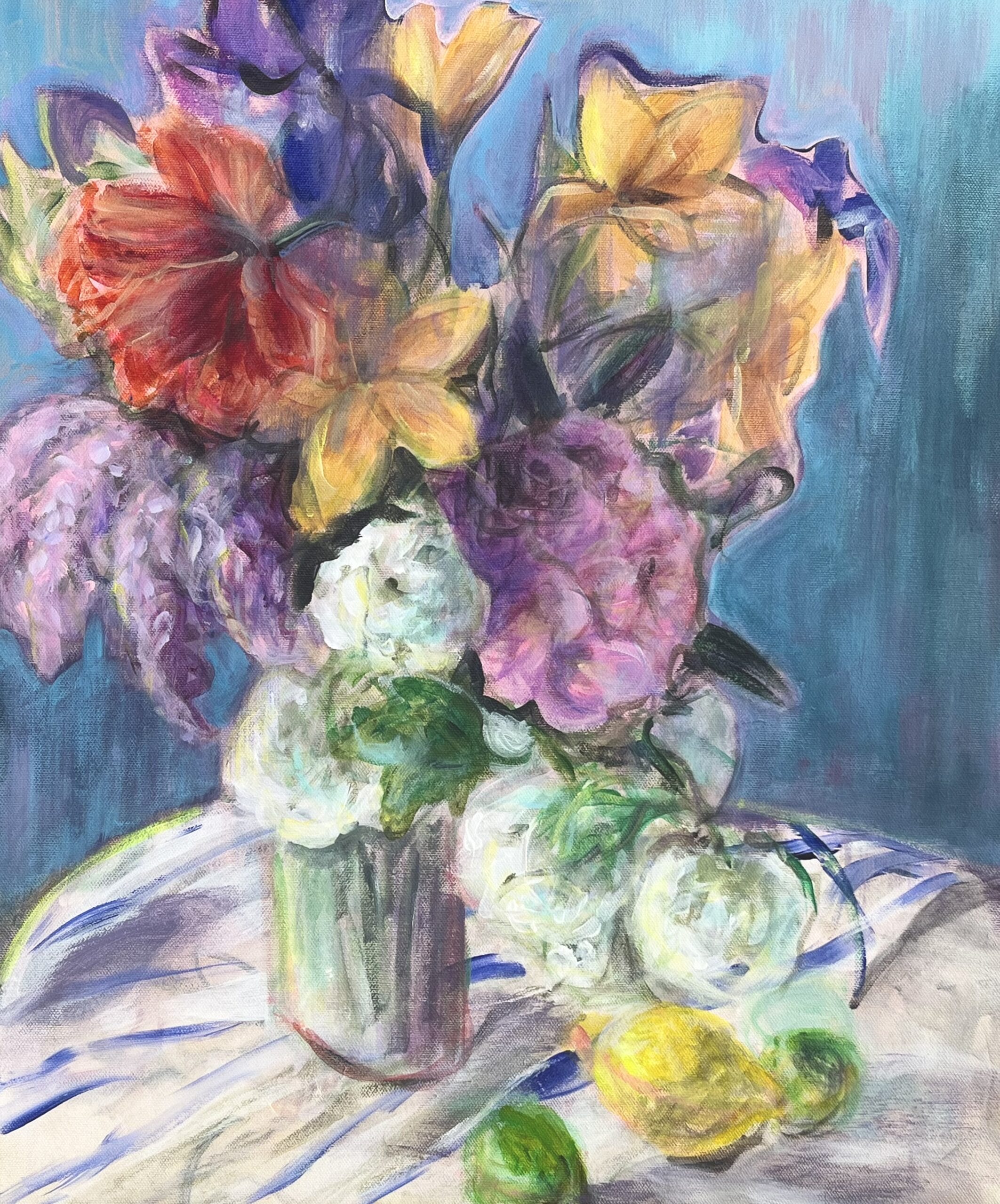 Kukka-asetelma värikkäillä kukilla ja sitruksilla