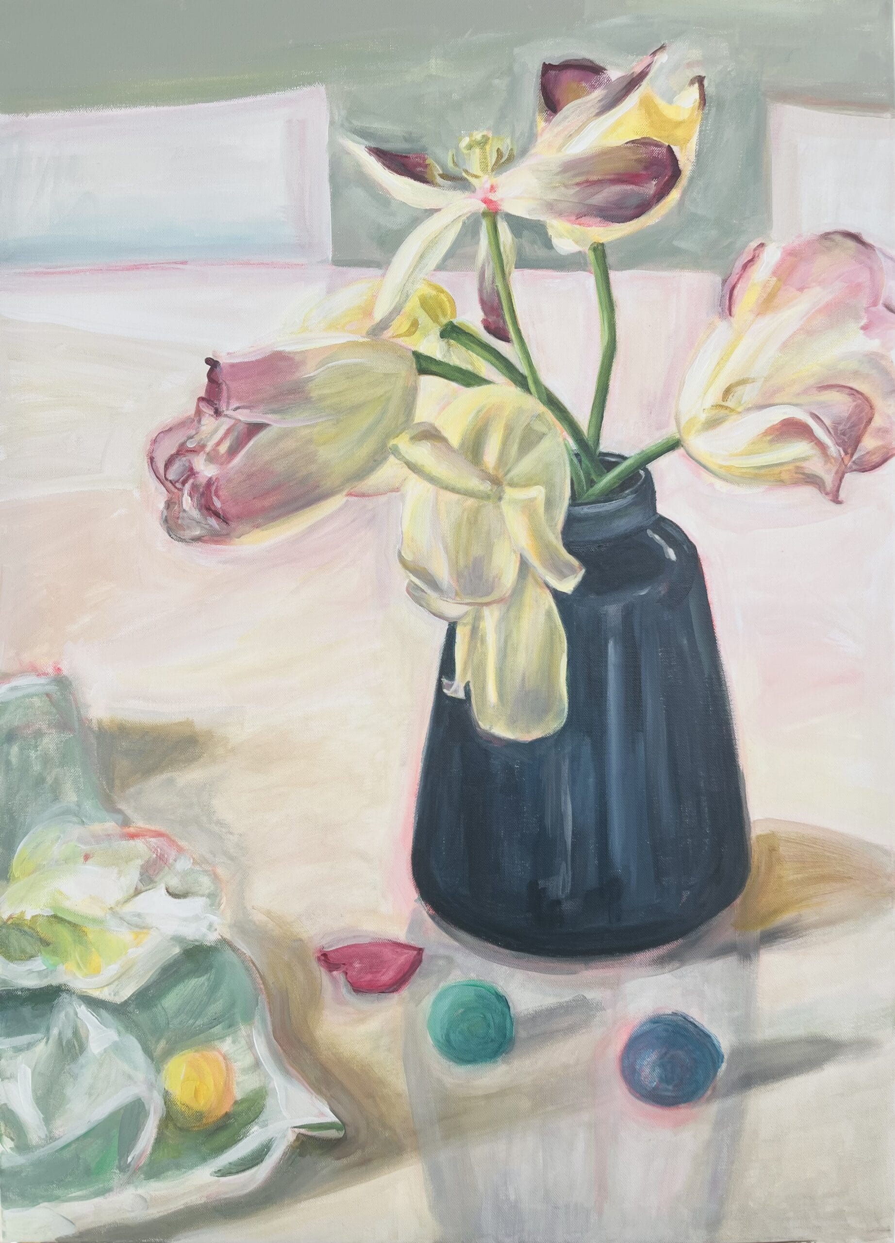 Kukkamaalaus vaasissa pöydällä ja eri värejä.