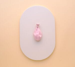 Vaaleanpunainen ilmapallo beige taustalla