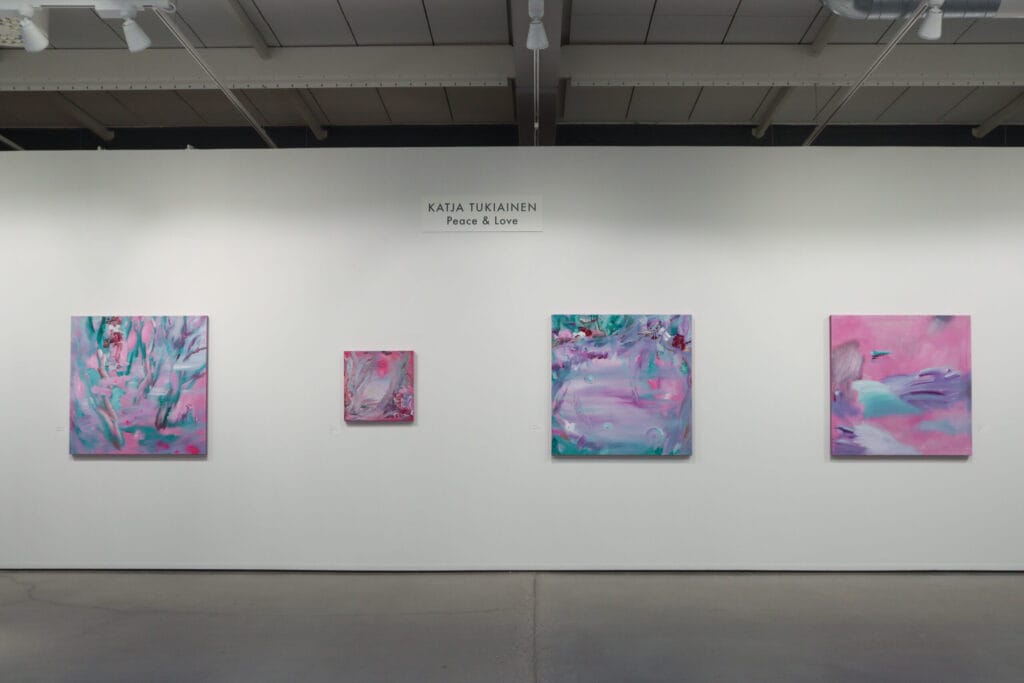 Taidenäyttely vaaleanpunaisia ja violetteja maalauksia, Katja Tukiainen