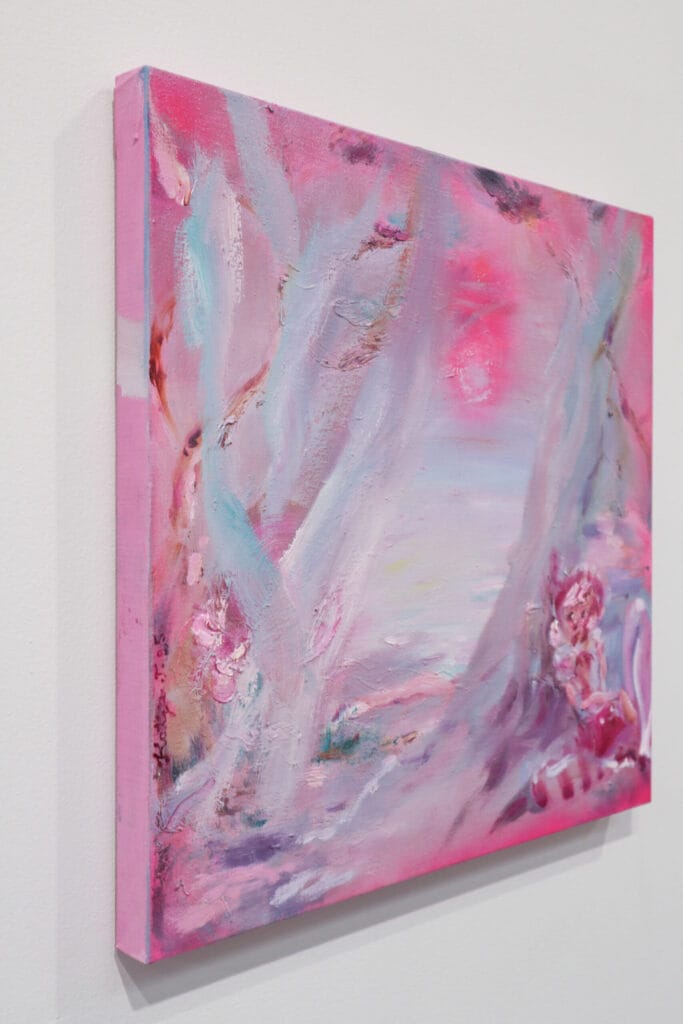 Vaaleanpunainen abstrakti taideteos seinällä