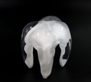 Lasinen taideteos mustalla taustalla