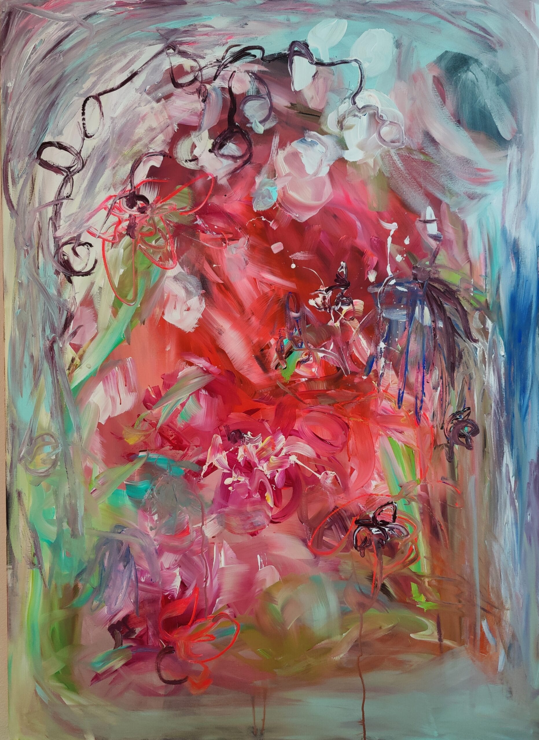 Abstrakti taideteos, värikkäitä punaisia ja vihreitä sävyjä.