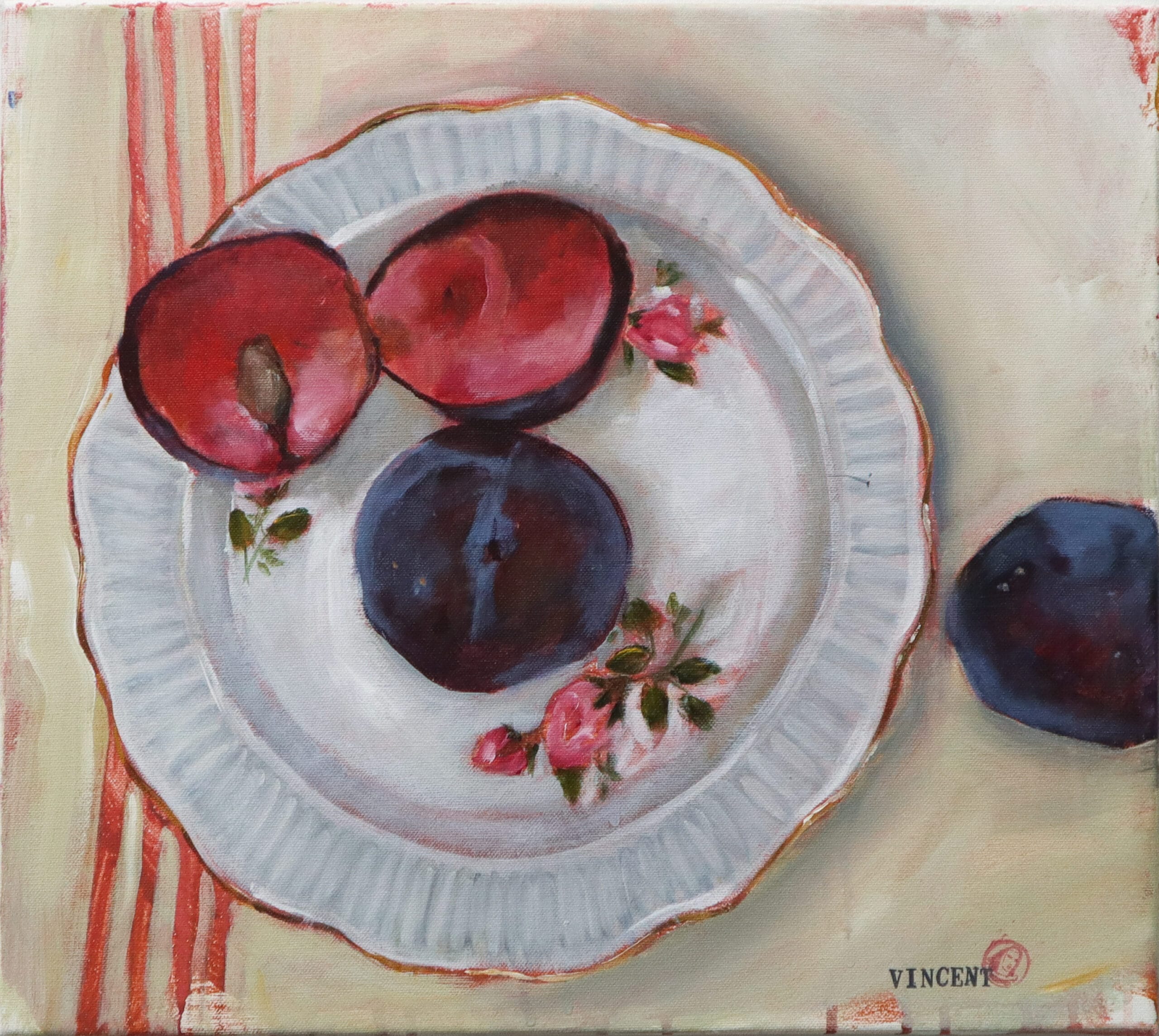 Maalaus luumuista kukallisella lautasella