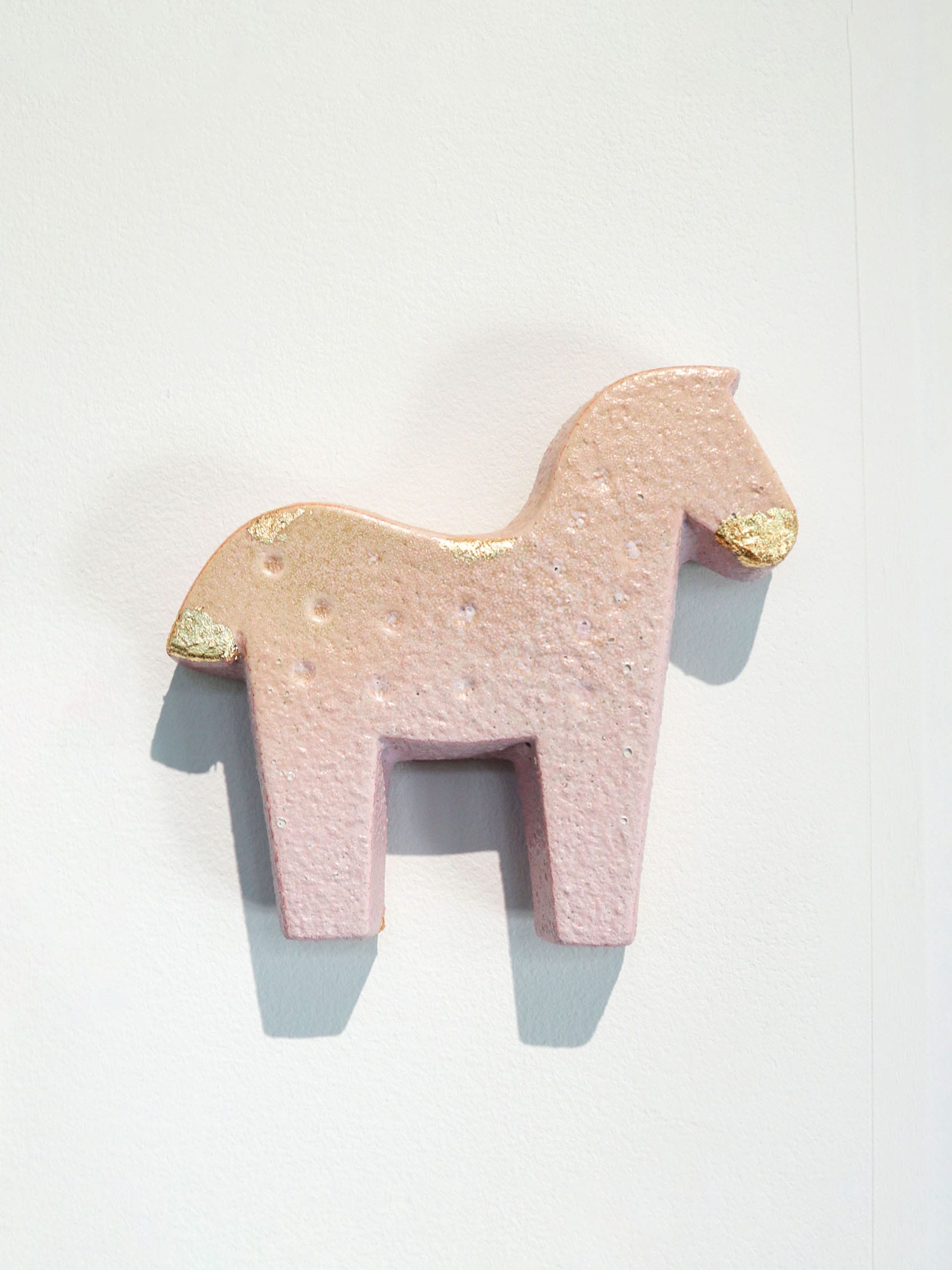 Vaaleanpunainen hevosen muotoinen seinäkoriste