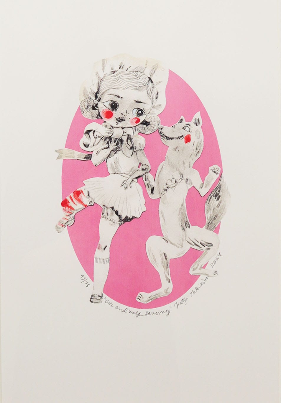 Tyttö ja susi tanssivat vaaleanpunaisella taustalla.