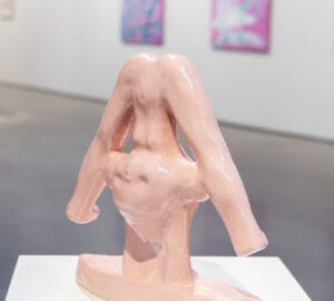 Moderni vaaleanpunainen veistos taidegalleriassa.