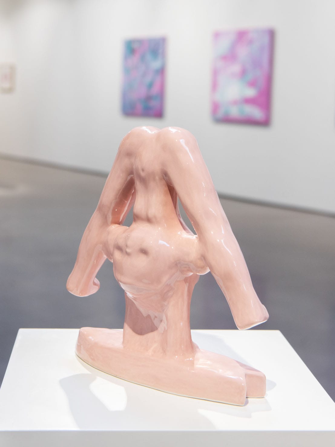 Moderni vaaleanpunainen veistos taidegalleriassa.