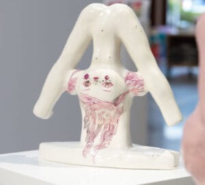 Keraaminen veistos kahdella päällä ja koristekuvioilla