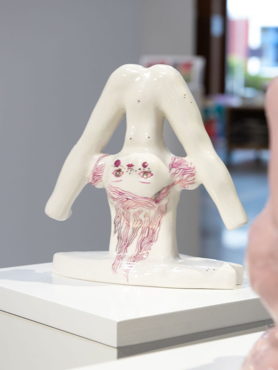 Keraaminen veistos kahdella päällä ja koristekuvioilla