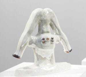 Moderni veistos keraaminen, abstrakti hahmo valkoisella jalustalla