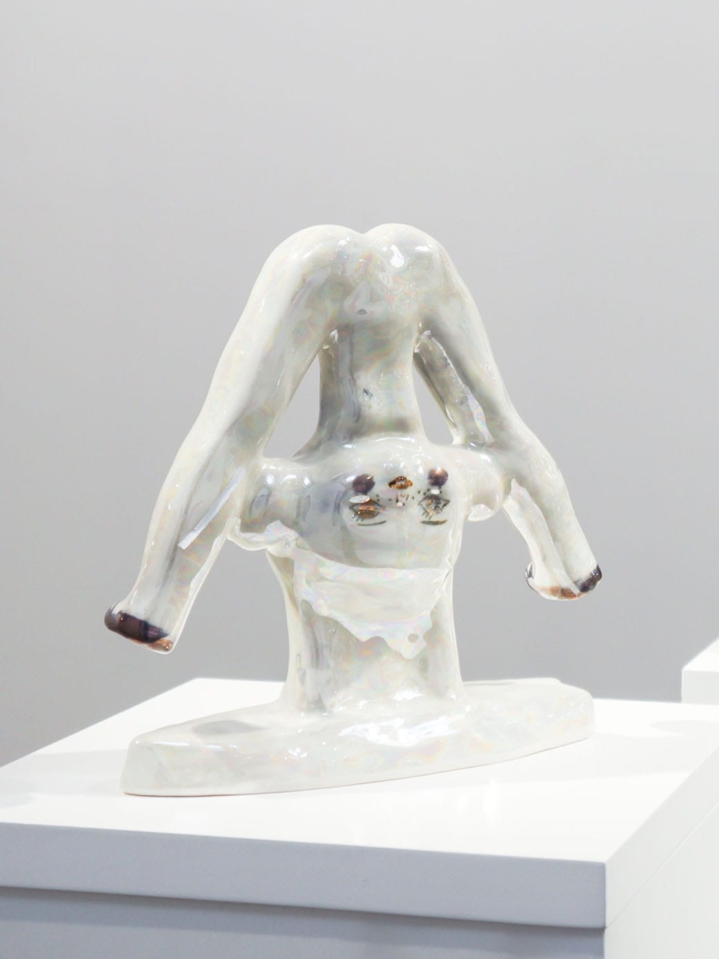 Moderni veistos keraaminen, abstrakti hahmo valkoisella jalustalla