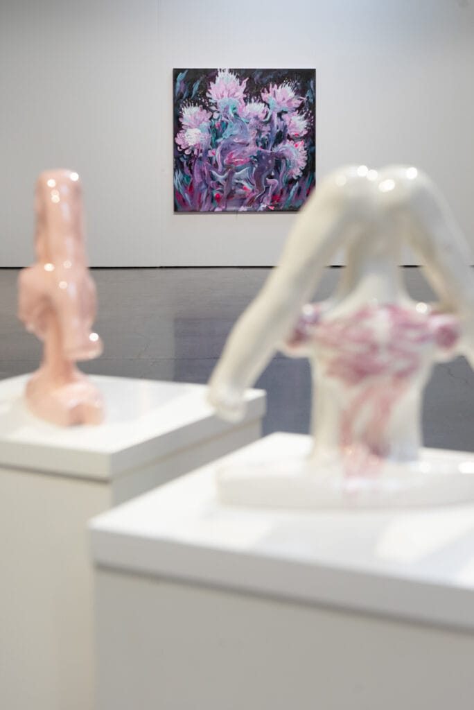 Veistoksia ja maalauksia taidegalleriassa