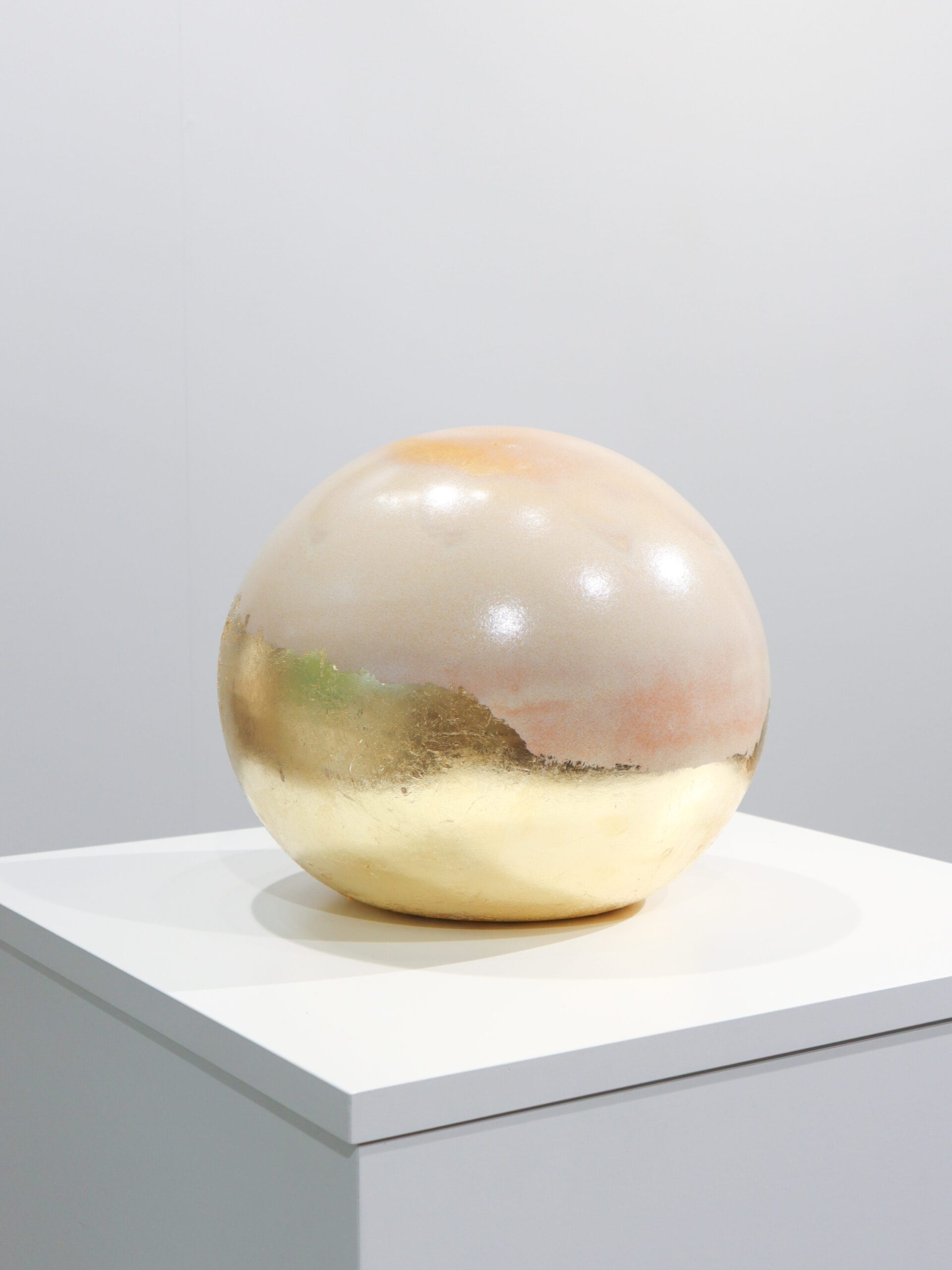 Kultaisen keramiikkapallonäyttely modernilla alustalla