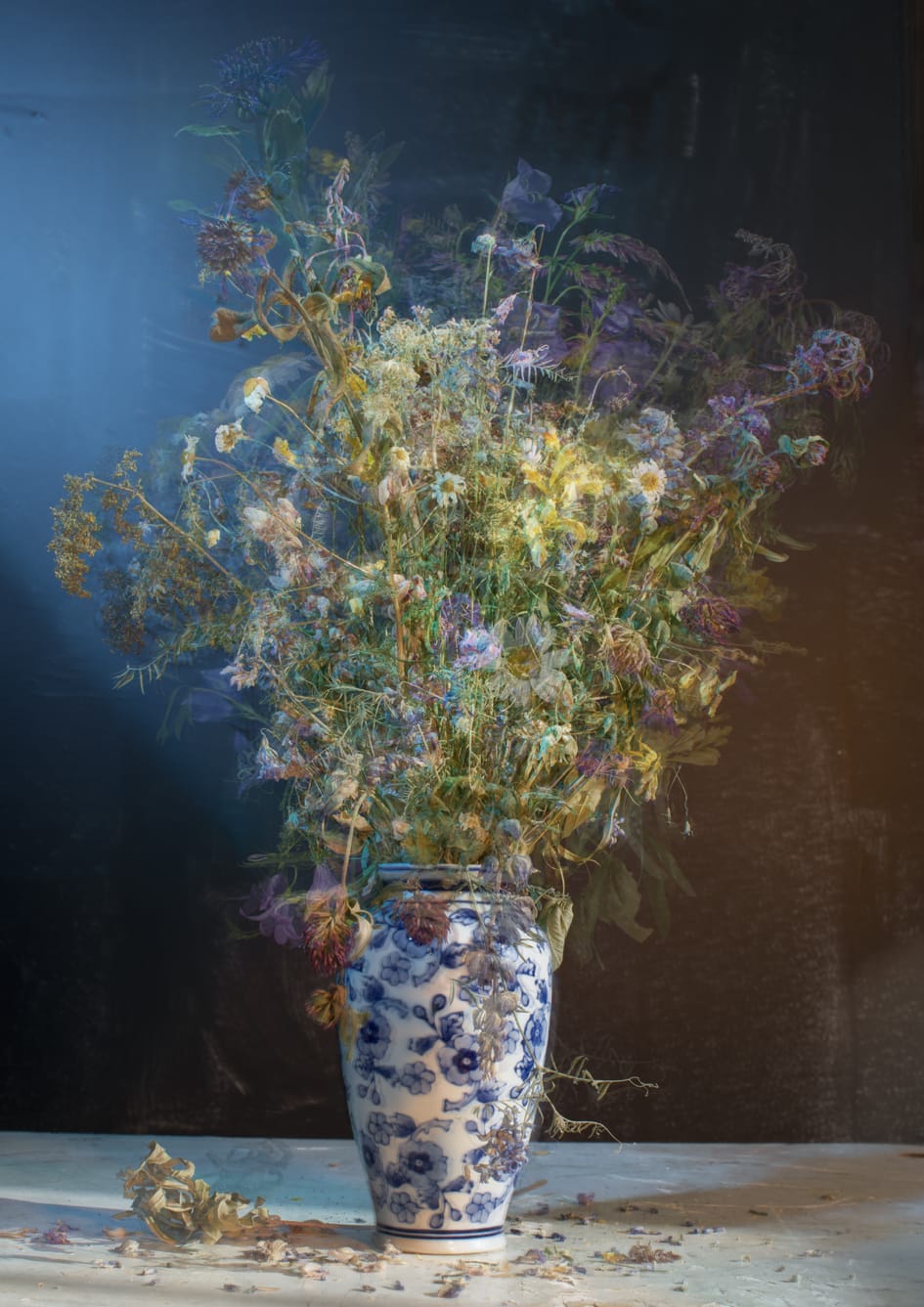 Värikäs kukkakimppu sinivalkoisessa maljakossa