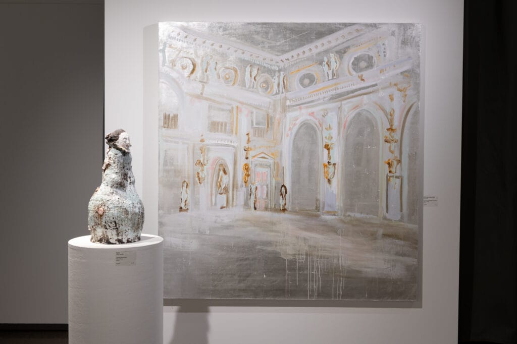 Moderni veistos ja klassinen maalaus galleriassa