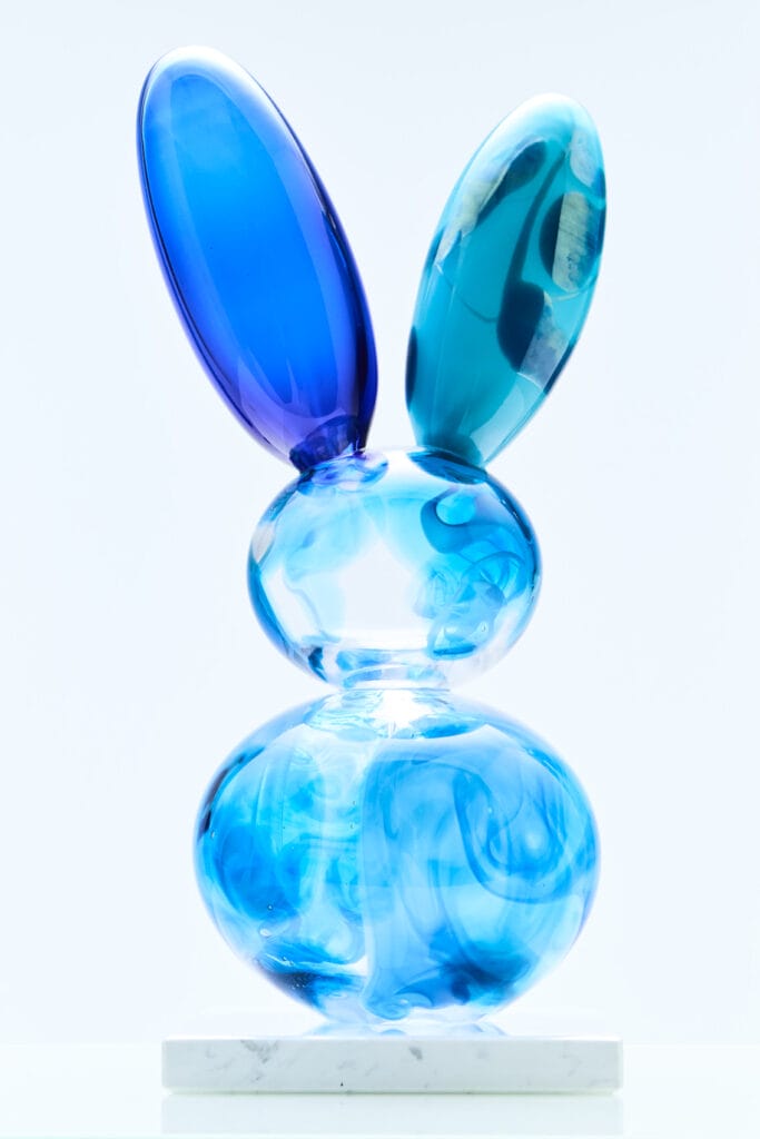 Sininen lasipupu veistos kahdella korvalla