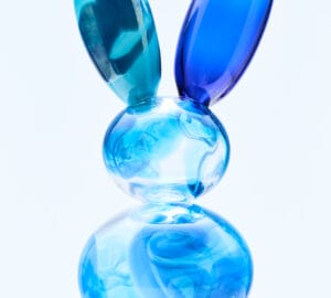 Sininen lasiveistos, kanin muoto.