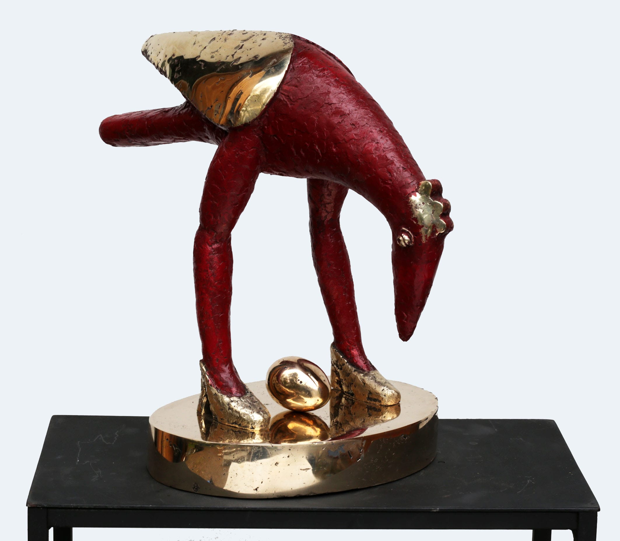 Punainen ja kultainen muna veistos