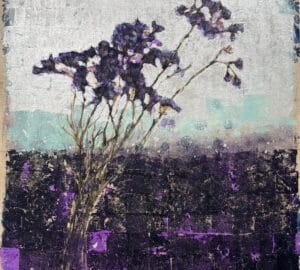 Violetti kukka maalauksessa vaalealla taustalla.