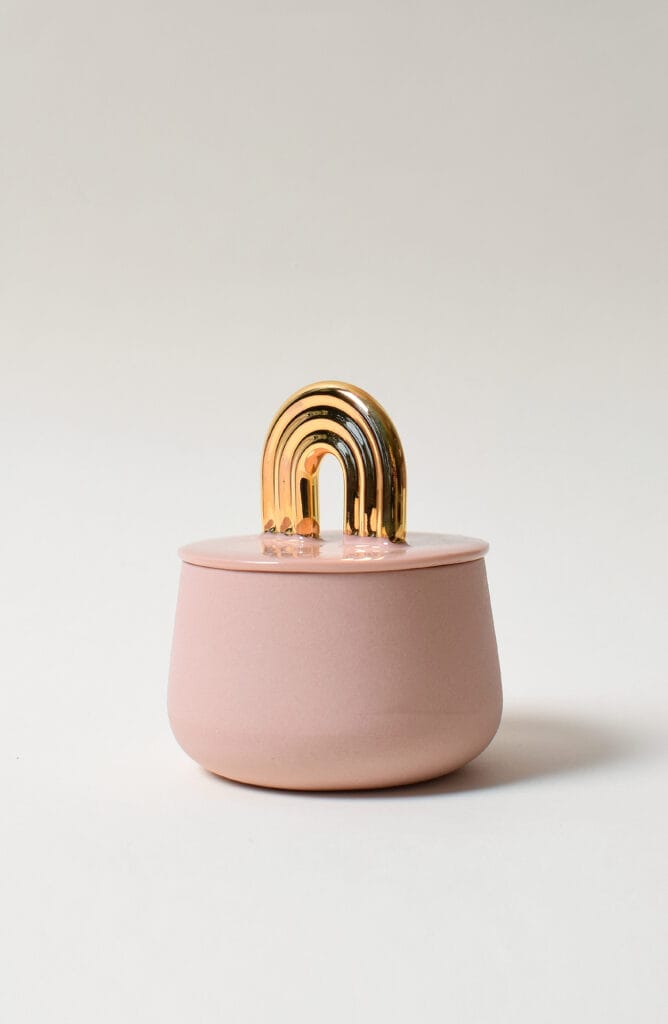 Vaaleanpunainen astia kullanvärisellä kahvalla