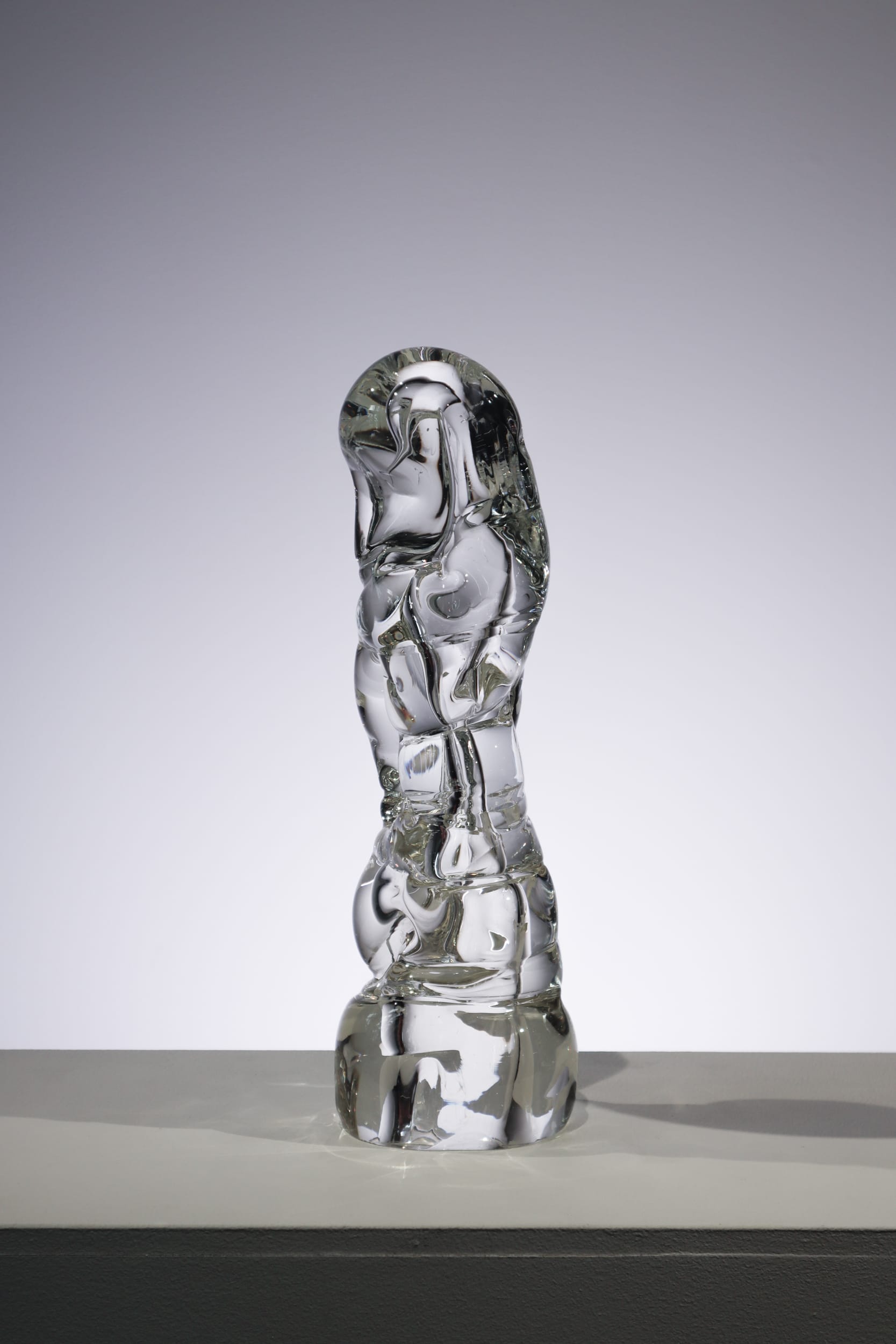 Lasisveistos pöydällä, valo taustalla.