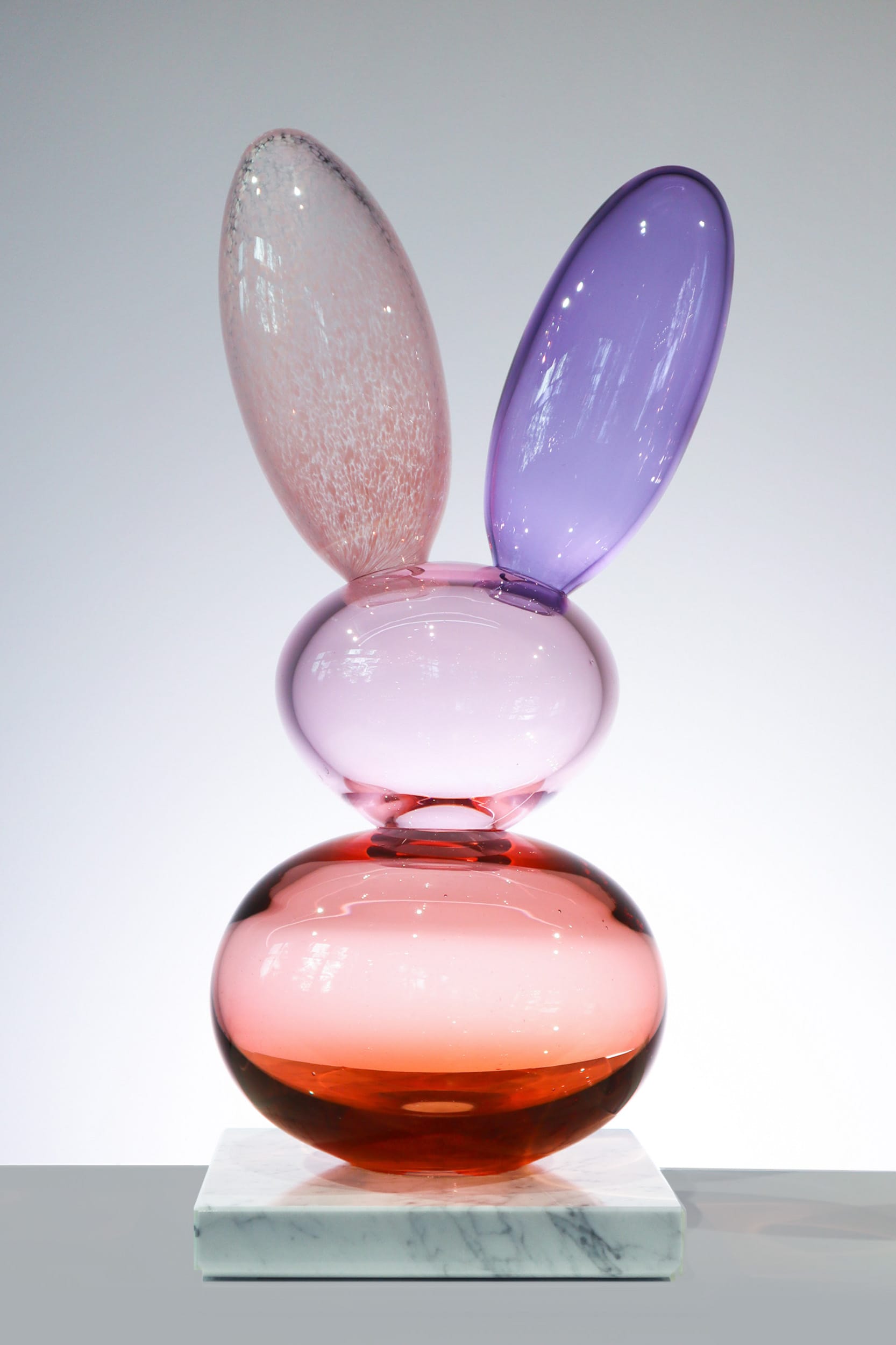 Moderni lasiveistos jäniksen pään muodossa