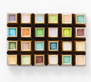 Värikäs vesiväripaletti valkoisella taustalla.