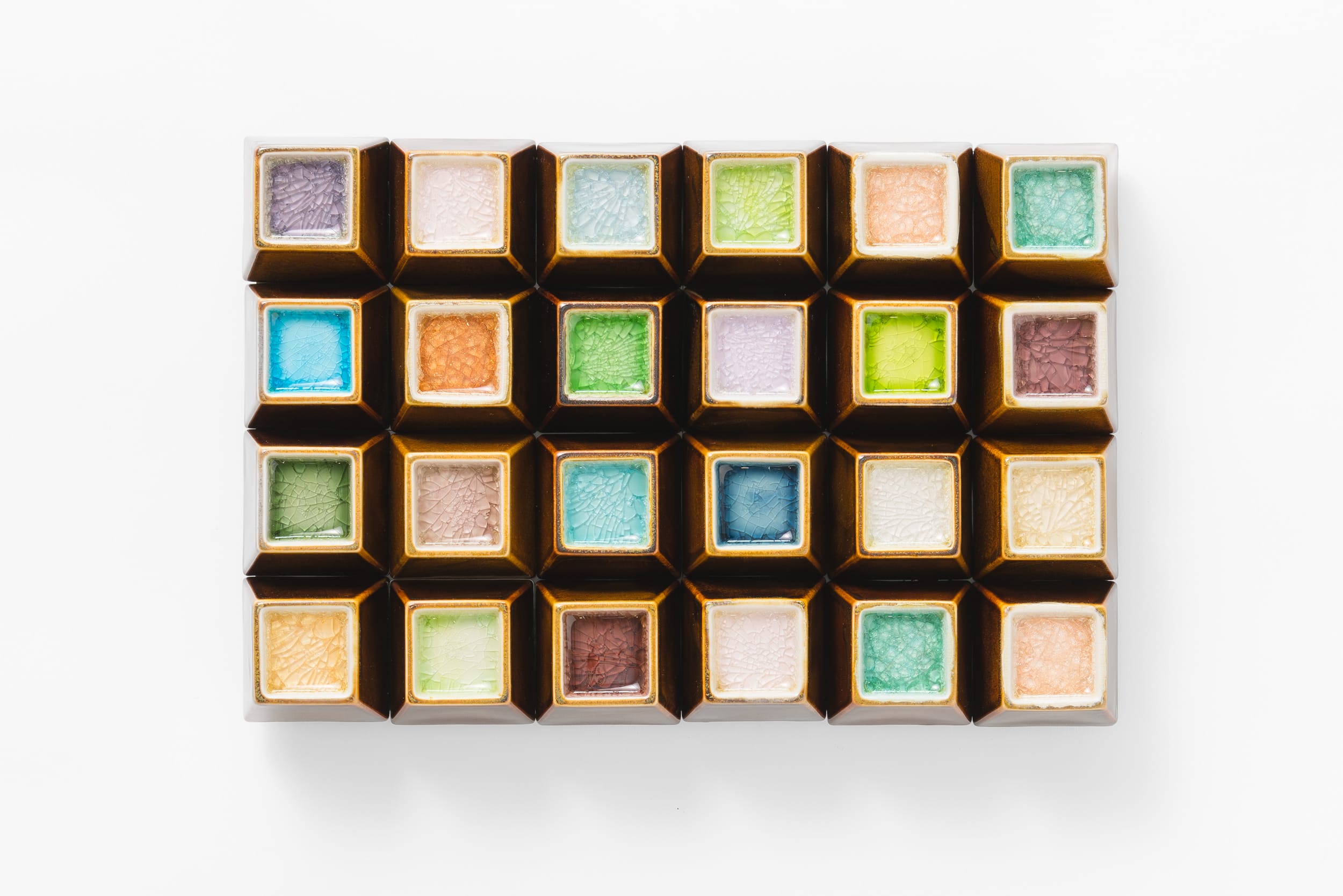 Värikäs vesiväripaletti valkoisella taustalla.