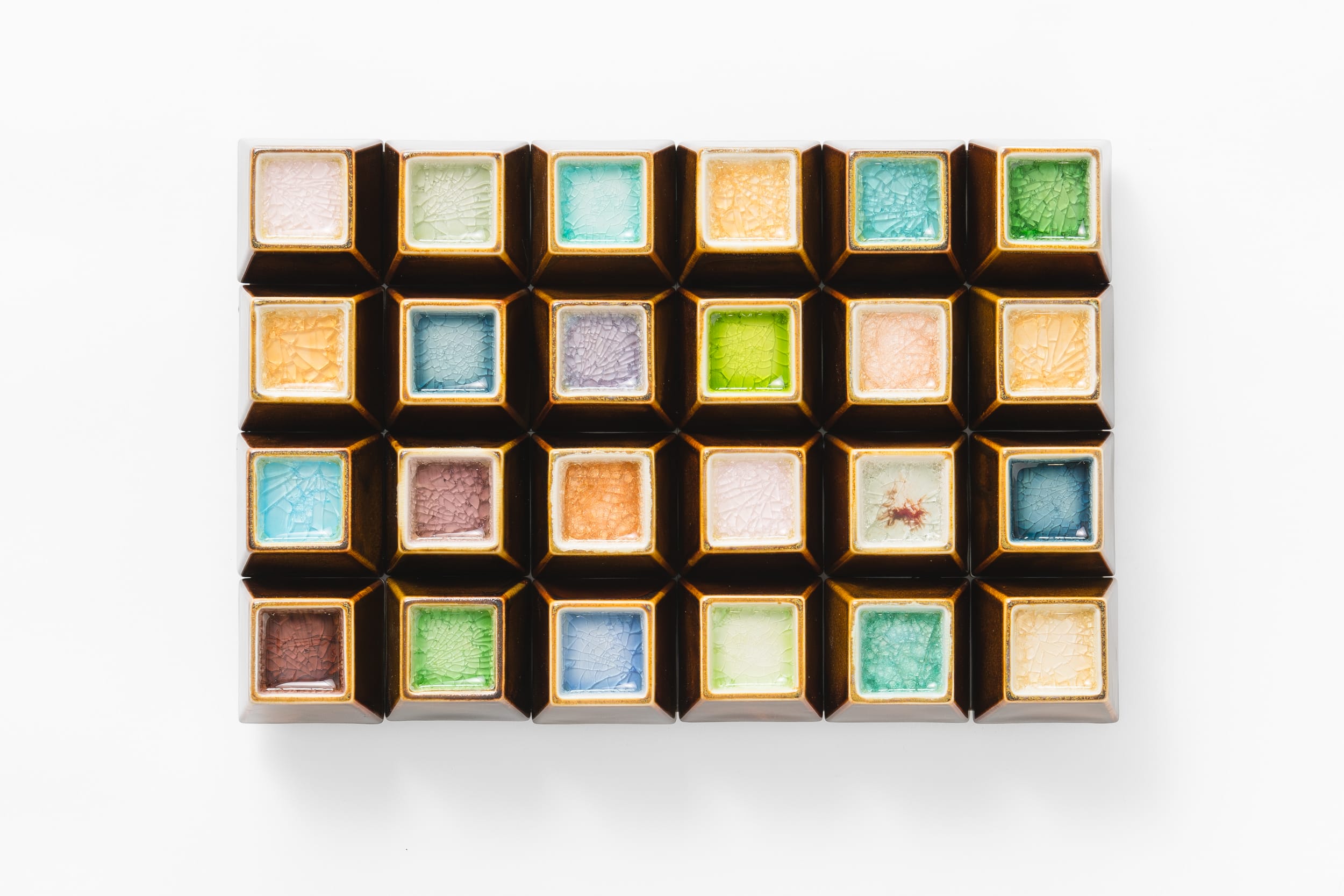 Värikkäät lasimosaiikit valkoisella taustalla.