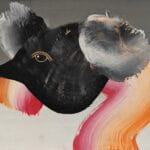 Värikäs abstrakti maalaus lintupäisestä hahmosta