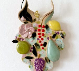 Värikäs keraaminen hedelmätäkkuno koriste seinällä.