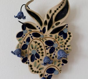 Sinikello-aiheinen käsinmaalattu keraaminen seinäkoriste