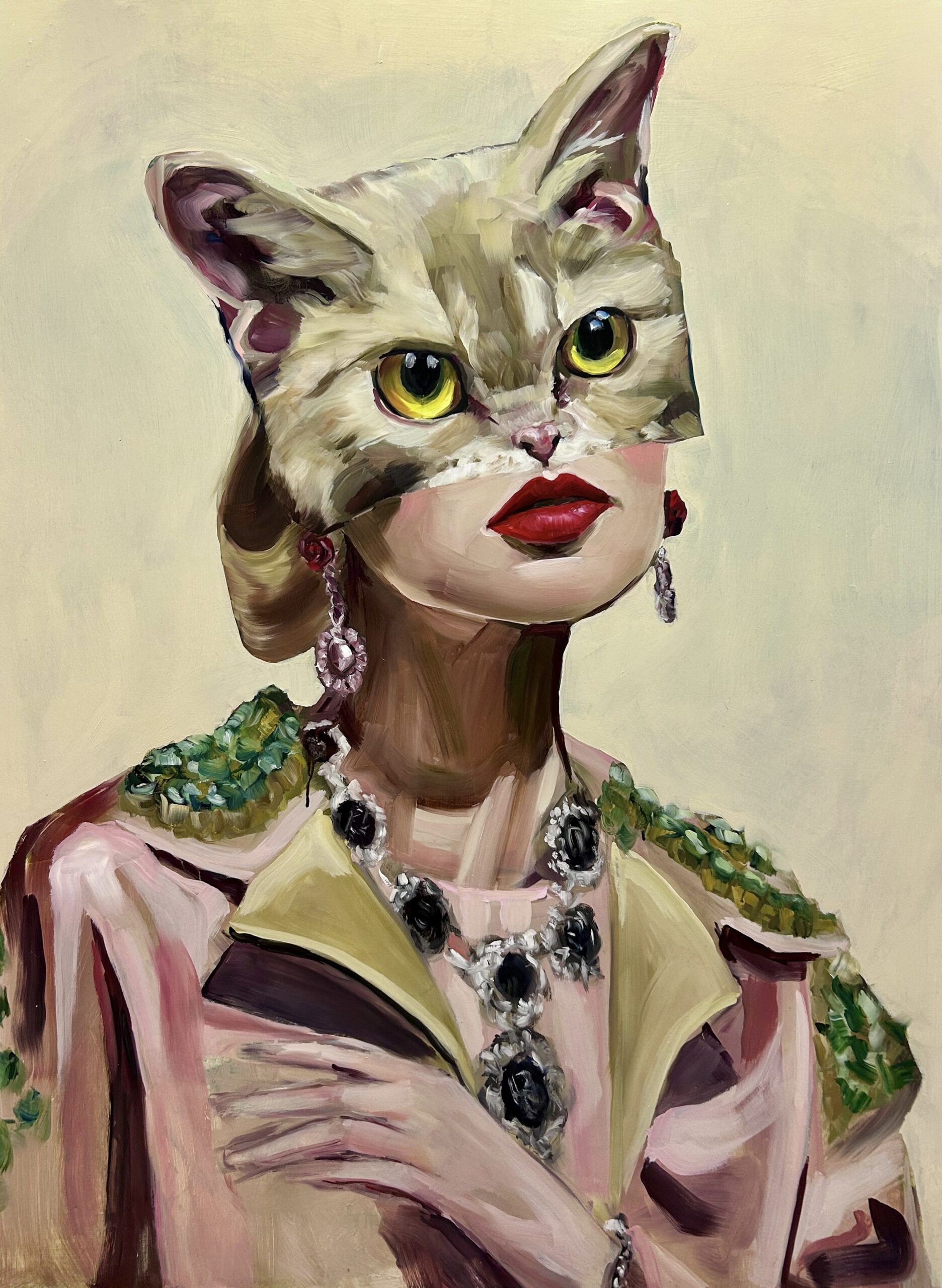 Maalattu henkilö kissanpää naamio yllään