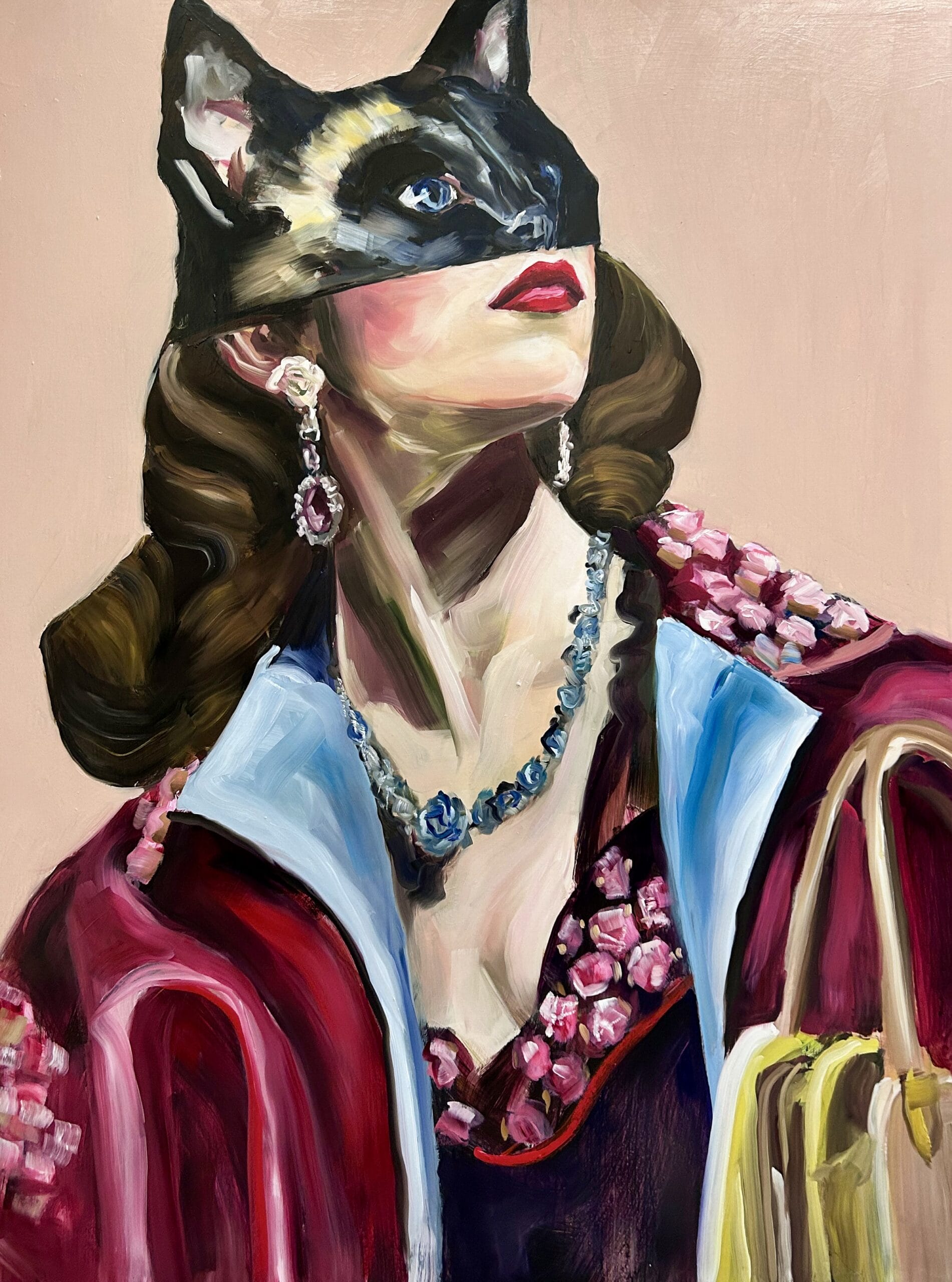 Muotokuva naisesta kissamaskissa ja jalokoruissa.