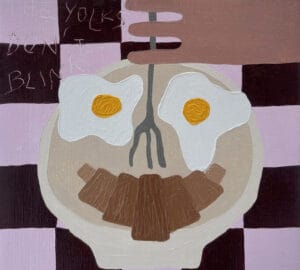 Kuvio paistetuista munista ja pekonista lautasella.