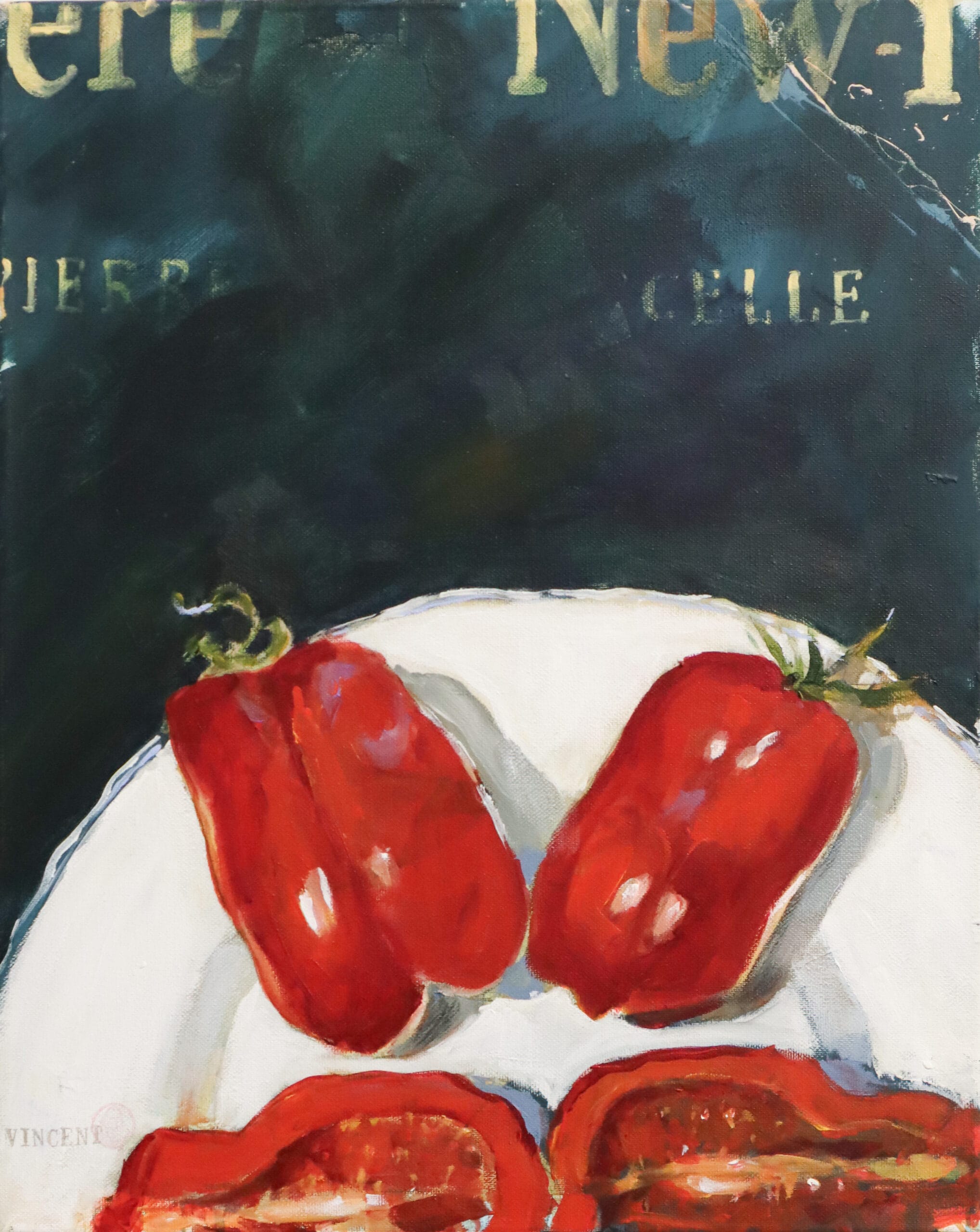 Punaiset paprikat valkoisella lautasella.