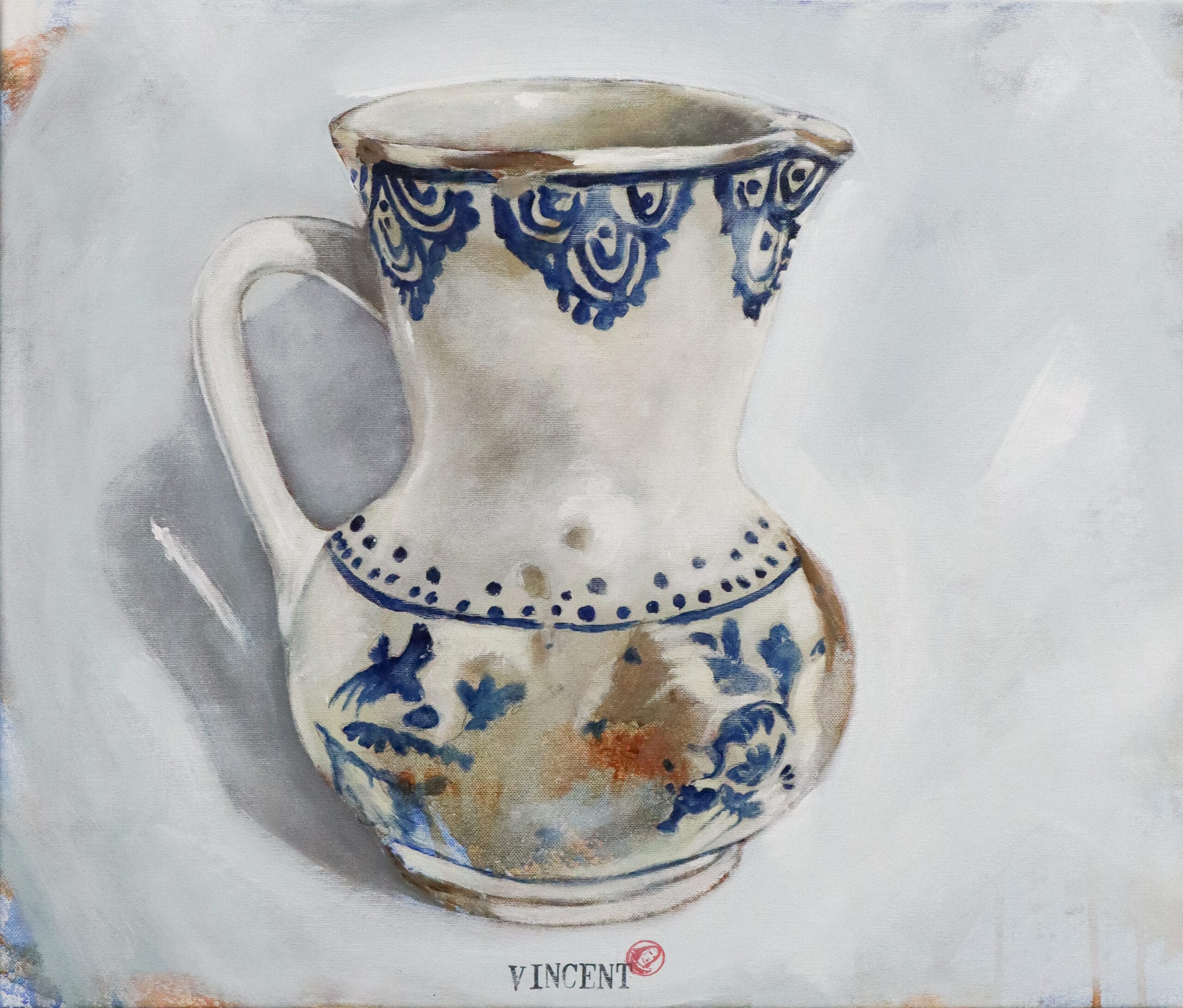 Valkoinen kannu sinisillä koristekuvioilla, klassinen muoto