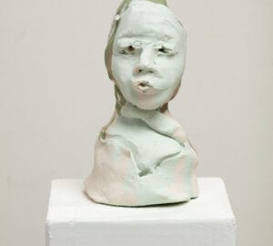 Saviveistos ihmiskasvoista jalustalla